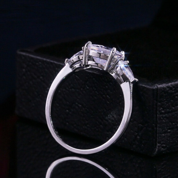 Gorgeous 925 Silver Pear Cut White Sapphire Ring - Picture 4 of 5